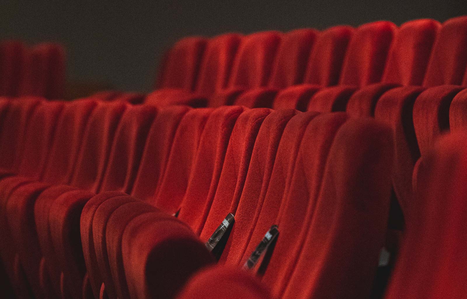 Ladispoli ancora senza il teatro “Massimo Freccia”. Ecco tutta la storia, fatta di ritardi e proroghe infinite.